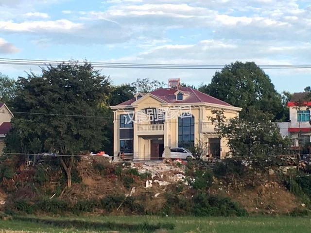 這棟實力派的農(nóng)村二層別墅占地206平，絕對會閃耀全村