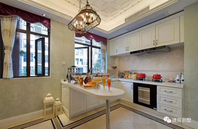 四開間設(shè)計的三層雙拼別墅設(shè)計圖，兩戶家庭都有各自的獨立生活區(qū)域，又能保持一定的聯(lián)系性