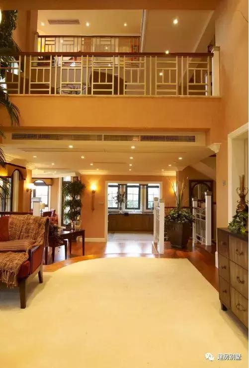 農村簡歐式風格別墅設計圖，客廳挑空，施工難度不大、造價不算太高