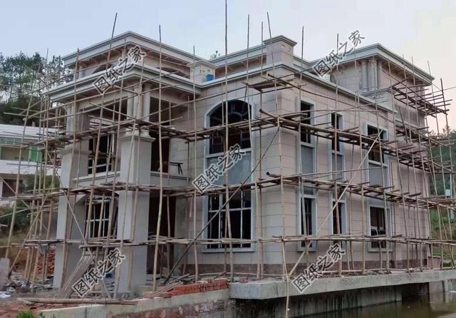 三層歐式豪宅完工實(shí)拍圖，有錢了我也要建一棟這樣的別墅