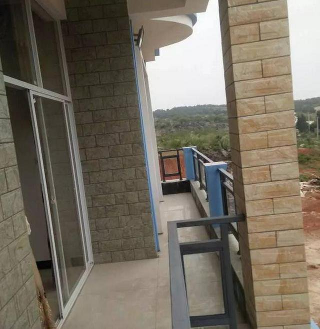 農村三層平屋頂樓房建造實拍，完工圖真漂亮，總共花了59萬