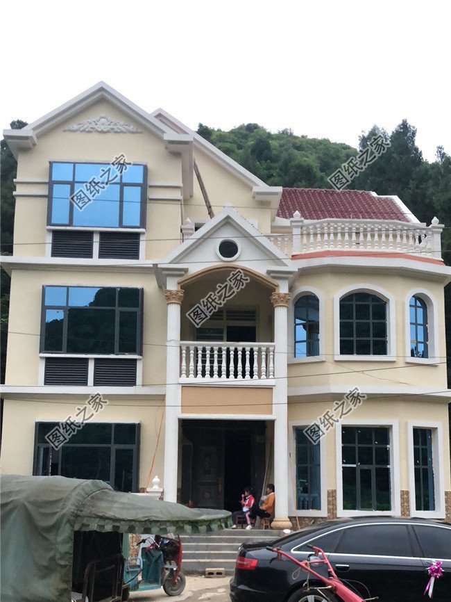 典雅不失風情的夢幻三層實用帶露臺別墅，將是你不二首選